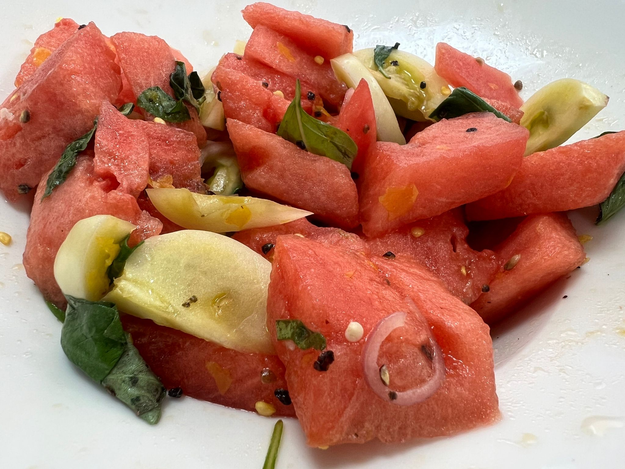 סלט אבטיח ובזיליקום